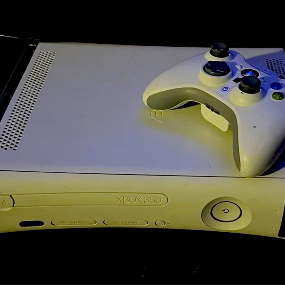 Xbox 360 White Console Bundle  W/ detachable HDD, Controller and 5 Games